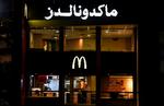 Allerede i november begyndte McDonald's at kunne mærke en boykot. Her er en ansat den eneste til stede i en egyptisk restaurant. Foto: Mohamed Abd El Ghany/Ritzau Scanpix