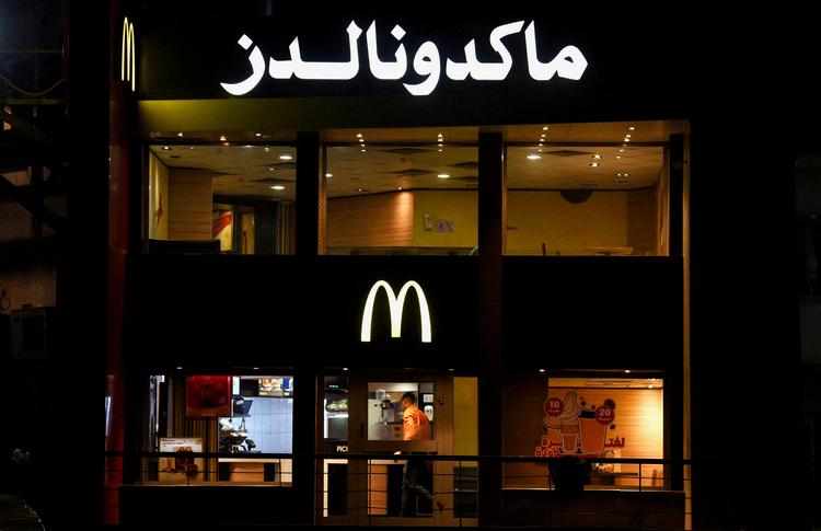 Allerede i november begyndte McDonald's at kunne mærke en boykot. Her er en ansat den eneste til stede i en egyptisk restaurant. Foto: Mohamed Abd El Ghany/Ritzau Scanpix