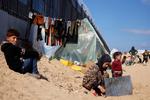 Da Anders Ladekarl besøgte området ved grænseovergangen til Gaza, kunne han ikke se ind i Gaza. Men i normalt øde områder bag muren til Egypten har omkring 100.000 flygtninge slået sig ned, fortæller han.  Foto: Mohammed Salem/Ritzau Scanpix