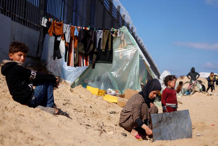 Da Anders Ladekarl besøgte området ved grænseovergangen til Gaza, kunne han ikke se ind i Gaza. Men i normalt øde områder bag muren til Egypten har omkring 100.000 flygtninge slået sig ned, fortæller han.  Foto: Mohammed Salem/Ritzau Scanpix