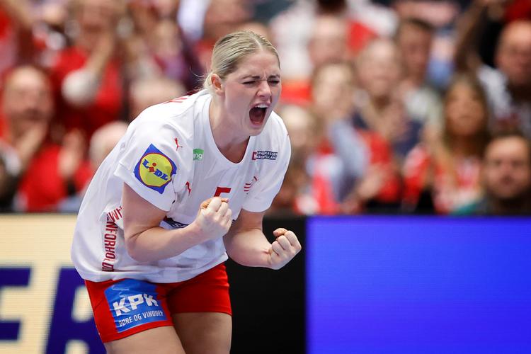  Stregspiller Sarah Iversen, der her er i aktion for det danske landshold, scorede 2 mål mod Metz. Foto: Jens Dresling