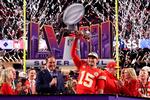 Patrick Mahomes løfter Vince Lombardi-trofæet som det synlige bevis på, at han og Kansas City Chiefs for andet år i træk og for tredje gang på fem år er Super Bowl-mestre, efter at San Francisco 49ers blev besejret 25-22 efter forlænget spilletid. Foto: Jamie Squire/Ritzau Scanpix
