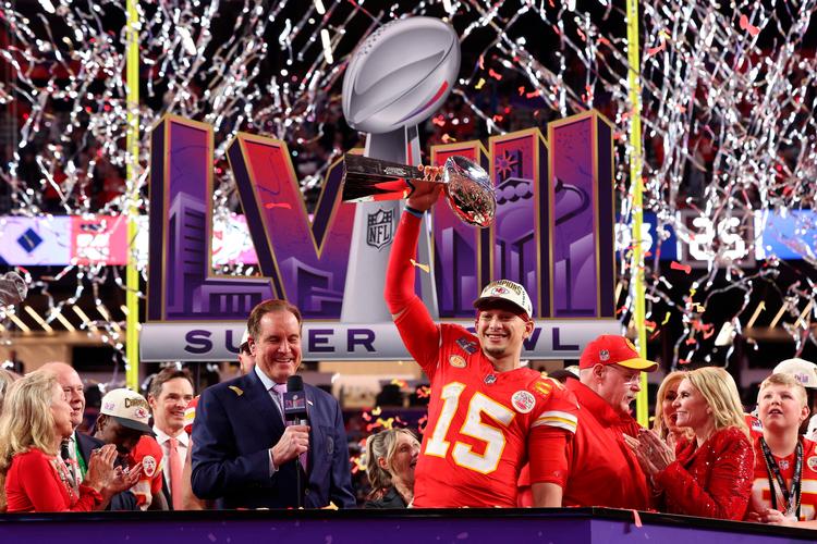 Patrick Mahomes løfter Vince Lombardi-trofæet som det synlige bevis på, at han og Kansas City Chiefs for andet år i træk og for tredje gang på fem år er Super Bowl-mestre, efter at San Francisco 49ers blev besejret 25-22 efter forlænget spilletid. Foto: Jamie Squire/Ritzau Scanpix