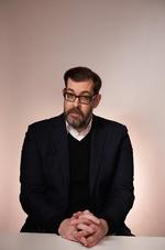 Britiske Richard Osman storhitter med sin hyggepopulære krimiserie om 'torsdagsmordklubben'. Foto: Penguin Books UK