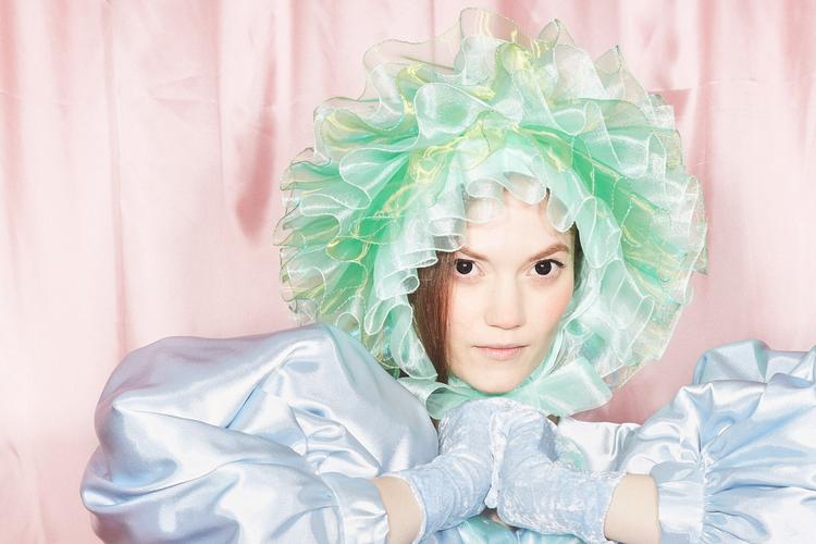 Sammen med forestillingens fire dansere (på fotografiet Ruth Rebekka Hansen) forsøger koreograf Gunilla Lind at skabe et rum, hvor danserne og publikum overgiver sig til det nuttede - for til sidst at udtømme det helt. Foto: Kasper Nybo