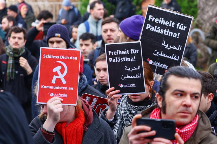 Vrede over krigen i Mellemøsten tager til i Tyskland og har ført til flere voldelige episoder. Og nu også afbrydelser af arrangementer med jødisk islæt. Her er det en demonstration uden for Freie-universitetet i Berlin 8. februar.   Foto: Fabrizio Bensch/Ritzau Scanpix