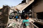 Børn går rundt i ruinerne af en moske, som er blevet ramt af de israelske luftangreb i Rafah natten til mandag.  Foto: Mohammed Abed/Ritzau Scanpix