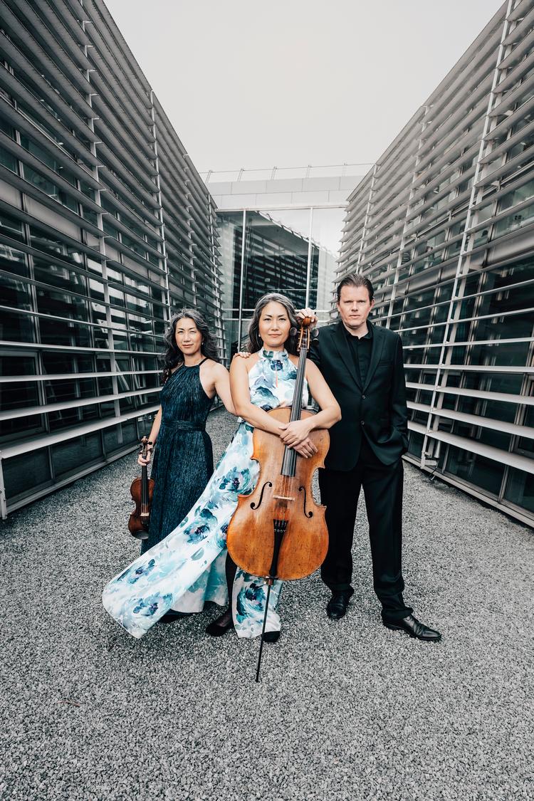 Trio con Brio bestående af Soo-Jin Hong, Soo-Kyung Hong og Jens Elvekjær, som de præsenterer sig på albummet 'The Passenger'. Foto: Nikolaj Lund