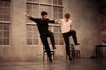 Bromance eller rivalisering? Sjovt er det at se kgl. solodanser Alexander Bozinoff  prøve kræfter med Or Scheibers Batsheva-intense form for dans.  Foto: Christian Friedländer