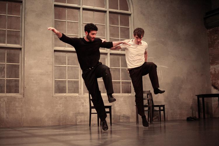 Bromance eller rivalisering? Sjovt er det at se kgl. solodanser Alexander Bozinoff  prøve kræfter med Or Scheibers Batsheva-intense form for dans.  Foto: Christian Friedländer