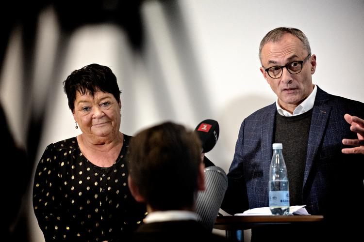     Topforhandlerne Michael Ziegler fra Kommunernes Landsforening (KL) og Mona Striib fra Fag &amp; Arbejde (FOA) forhandler lønforhold for en halv million offentligt ansatte. Pressemøde umiddelbart før overenskomstforhandlingerne, OK24, går i gang.   Foto: Martin Lehmann