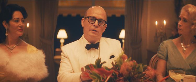 Ved de riges bord må 'hofnarren' Truman Capote betale for kaviaren og den uendeligt strømmende rosévin med fascinerende og chokerende historier. Foto: HBO