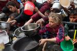 Madudddeling i Rafah i det sydlige Gaza ved grænsen til Egypten. Et nyt blodbad truer.   Foto: Ibraheem Abu Mustafa/Ritzau Scanpix