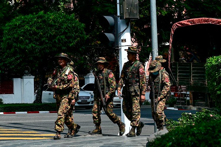 Myanmars militære sikkerhedspatrulje ses her på gaden under treårsdagen for kuppet tidligere på måneden. Foto: Str/Ritzau Scanpix