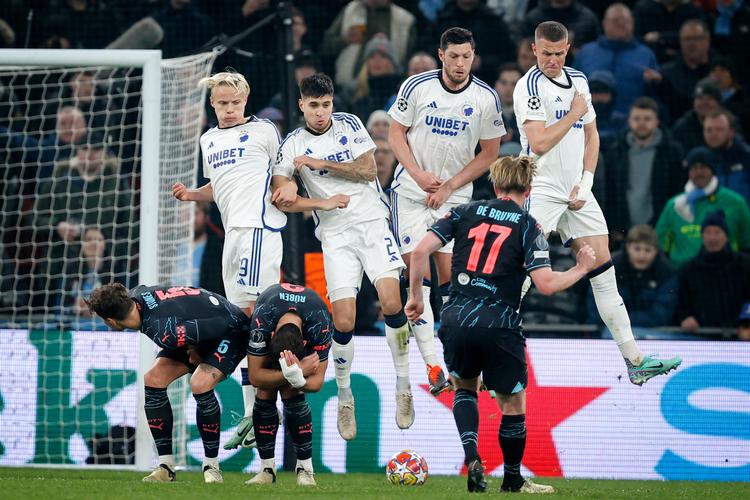 FCK's Oscar Højlund, Kevin Diks, Scott McKenna og Denis Vavro dækker op for Manchester Citys Kevin De Bruyne.   Foto: Jens Dresling