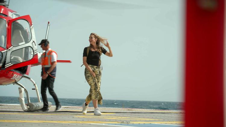 I Monaco napper man helikopteren, som vi andre stiger om bord i Linje 14. For i det lille eksklusive fyrstedømme er mindsettet et andet, forklarer ejendomsmægleren Helle til Signe Molde.  Foto: DR