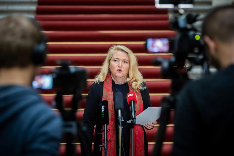 På et pressemøde i Berlin raser den lokale AfD-leder Kristin Brinker mod Berlinalens tilbagetrukne invitationer til partiet. »Med sin beslutning lader Berlinalen sig diktere af et offentligt pres fra kulturpolitiske aktivister«, sagde hun. Foto: Christoph Soeder/Ritzau Scanpix