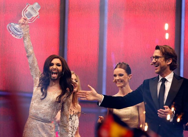 Conchita Wurst (tv.) vandt Eurovision i København i 2014 med sangen 'Rise Like a Phoenix' til højreorienterede politikeres forargelse.  Foto: Tobias Schwarz/Ritzau Scanpix