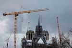 Stilladset omkring Notre Dame er nu ved at blive taget ned og afslører dele af den restaurerede konstruktion. Foto: Ludovic Marin/Ritzau Scanpix