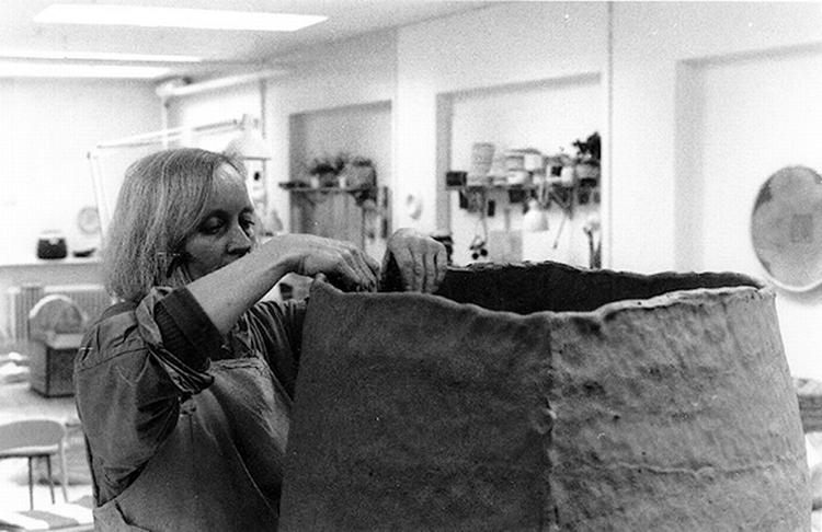   Gunhild Aabergs udtryk er råt og groft, men også meget sanseligt. 