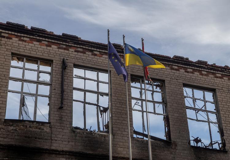 Der er ikke meget tilbage af Avdijivka, hvor det ukrainske flag i november vajede sammen med EU-flaget foran en smadret bygning.  Foto: Stringer/Ritzau Scanpix