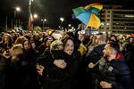 Medlemmer af LGBTQ+-miljøet fejrer parlamentets beslutning om at give lov til ægteskaber mellem to personer af samme køn.  Foto: Louisa Gouliamaki/Ritzau Scanpix
