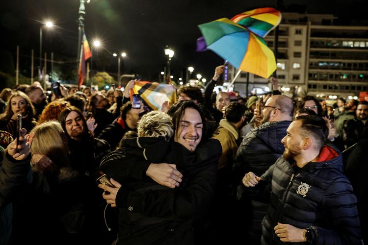 Medlemmer af LGBTQ+-miljøet fejrer parlamentets beslutning om at give lov til ægteskaber mellem to personer af samme køn.  Foto: Louisa Gouliamaki/Ritzau Scanpix