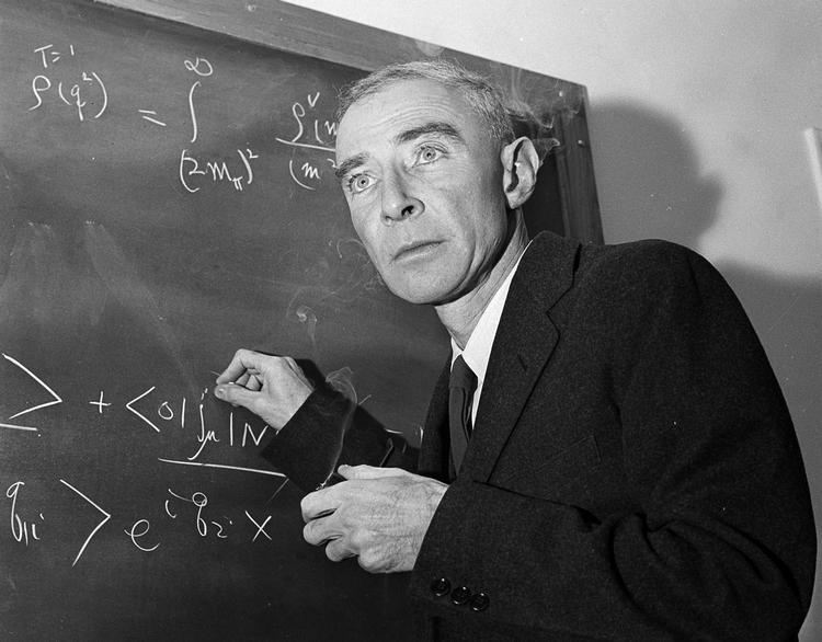 Dr. J. Robert Oppenheimer krediteres for at have skabt atombomben, og uden fysikeren John von Neumann ville det næppe være lykkedes. Historien er foldet ud af i en af de nye fiktionsbøger baseret på 'virkelige hændelser', nemlig ’Maniac’ af Benjamin Labatut. Foto: John Rooney/Ritzau Scanpix