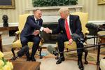 Hestehandler-håndtrykket mellem Donald Trump og daværende statsminister Lars Løkke Rasmussen var den tætteste dialog mellem Danmark og USA i Trumps første periode som amerikansk præsident. (Foto: CARLOS BARRIA/Scanpix 2018)   Foto: Carlos Barria/Ritzau Scanpix