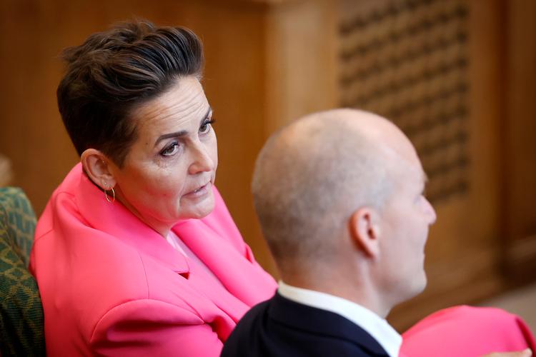 Uden for citat erkender medlemmer af Enhedslisten, at man ikke længere går »målrettet« efter SF. Underforstået det gjorde man før. På billedet ses SF's partileder Pia Olsen Dyhr (tv.) og Enhedslistens politiske ordfører, Pelle Dragsted. Foto: Jens Dresling