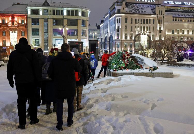 I Moskva og flere andre byer blev Navalny mindet med blomster. Mindst 100 personer meldes anholdt ifm. protester. Foto: Stringer/Ritzau Scanpix