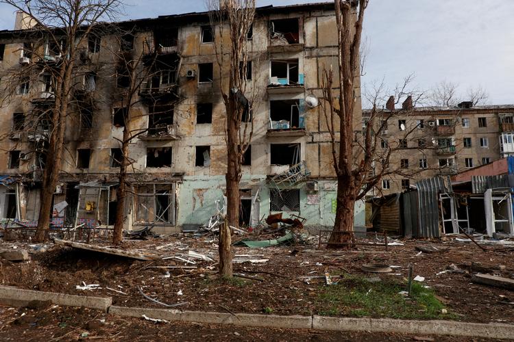 Foto er fra byen Avdijivka 8. november 2023. Natten til 17. februar valgte det ukrainske militær at forlade den by, der engang rummede 30.000 mennesker, fordi de var omringet af russere på tre sider. 
Foto: Serhii Nuzhnenko via REUTERS)   Foto: Rfe/rl/serhii Nuzhnenko/Ritzau Scanpix