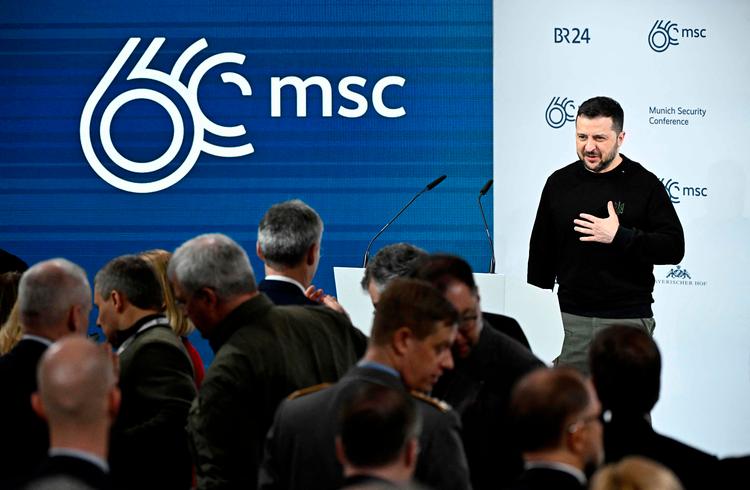 Den ukrainske præsident, Volodymyr Zelenskyj, blev mødt med stående applaus, da han kom ind på scenen i München for at tale. Foto: Tobias Schwarz/Ritzau Scanpix