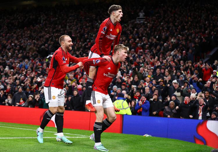 Seneste kamp for Christian Eriksen (tv.) var 14. januar mod Tottenham, hvor Rasmus Højlund (th.) bragte Manchester United foran efter 4 minutter.  Foto: Carl Recine/Ritzau Scanpix
