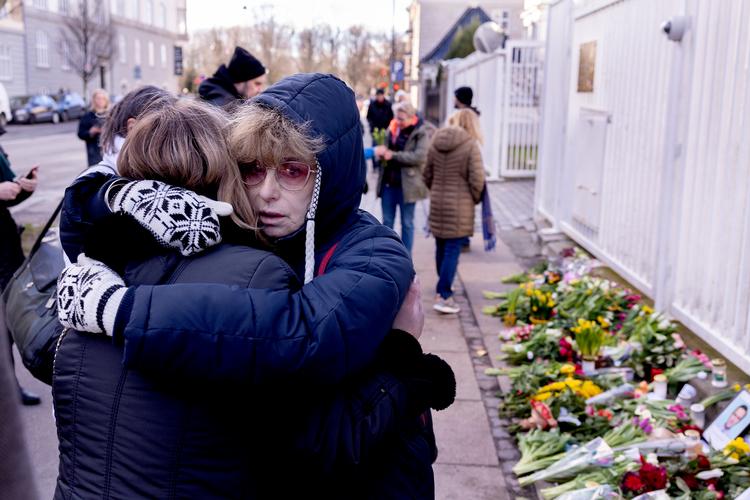 Daria Wagner er formand for Danske Venner af et Demokratisk Rusland. Hun omfavner en ven fra foreningen. Foto: Finn Frandsen