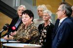 Formanden for FOA, Mona Striib, præsenterer indholdet af den nye overenskomst på et pressemøde i KL-huset i København. Ved hendes (th.) står kommunernes cheforhandler, Michael Ziegler.  Foto: Martin Sylvest/Ritzau Scanpix