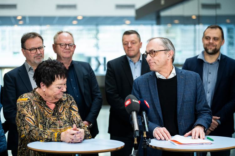 Mona Striib, formand i fagforbundet FOA, talte om en aftale med 'landvindinger' og Michael Ziegler, forhandlingsleder for de kommunale arbejdsgivere, var glad for aftalen, der er med til at skabe attraktive arbejdspladser. Foto: Martin Sylvest/Ritzau Scanpix