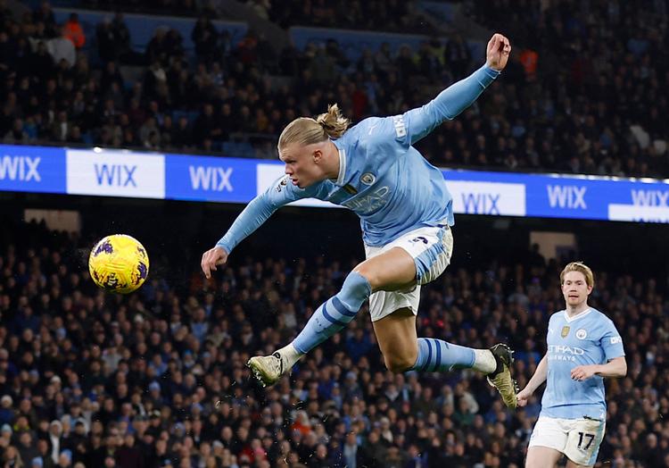 »Jeg spillede 11 år og scorede 11 mål. Et mål per sæson. Jeg er ikke den rette til at give angribere gode råd«, siger Pep Guardiola om Manchester Citys angrebsstjerne, Erling Haaland.  Foto: Jason Cairnduff/Ritzau Scanpix