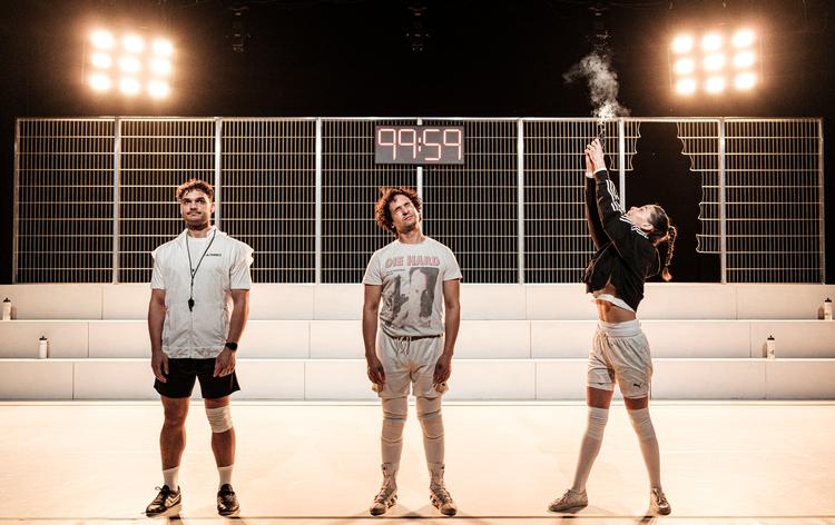 Tre  Sapiens-tumber er i stødet til  en dyst med menneskehedens evolution (Alexander Mayah Larsen, Sebastian Henry Aagaard-Williams, Nana Morks).  Foto: Rumle Skafte