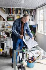 Jamie Wallace har de sidste 40 år arbejdet som billedkunstner med eget atelier. Det ligger i dag i husets mest lyse rum på førstesalen med sydvendte vinduer. Al inventaret er bygget af genbrugsmaterialer som gamle vinduer, døre og overskudstræ til reolen.  