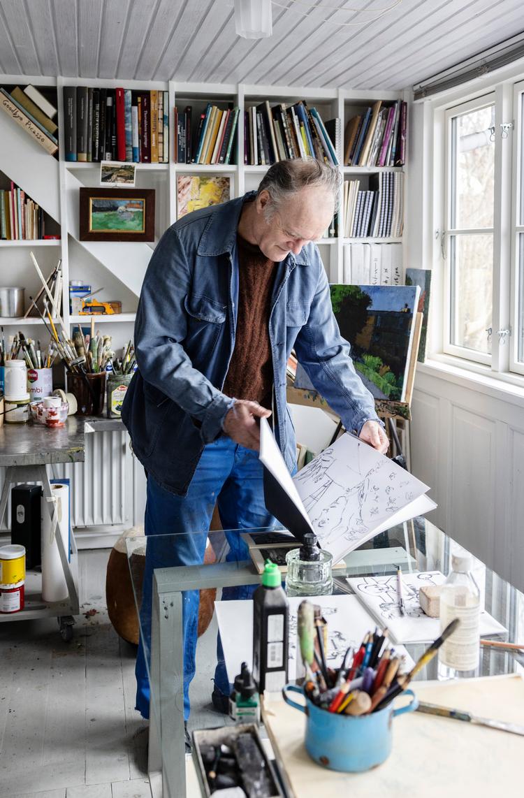 Jamie Wallace har de sidste 40 år arbejdet som billedkunstner med eget atelier. Det ligger i dag i husets mest lyse rum på førstesalen med sydvendte vinduer. Al inventaret er bygget af genbrugsmaterialer som gamle vinduer, døre og overskudstræ til reolen.  