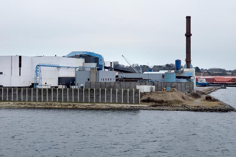 Volden foran det eksisterende fabriksområde i Frederiksværk er smuldret, og forureningen fra årtiers affald truer med at løbe ud i Roskilde Fjord. Foto: Finn Frandsen
