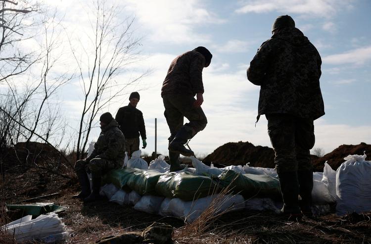 Ukrainske soldater ved en skyttegrav nær Avdijivka, som de måtte opgive at holde i weekenden. Det, der er tilbage af byen, er nu besat af russerne. Foto: Anatolii Stepanov/Ritzau Scanpix