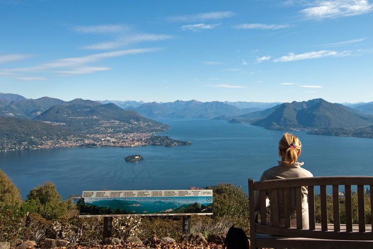 Udsigten fra haven Giardino Alpina giver et vue over det meste af Maggioresøen.  Foto: : Marco Benedetto Cerini, Archivio Fotografico Distretto Turistico dei Laghi