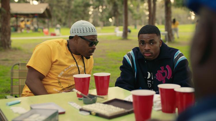 Vinces familie i 'The Vince Staples Show' er dysfunktionel og utilpasset, men vi får fortalt historien i strålende californisk solskin, ikke i natsorte natklubber. Foto: Netflix