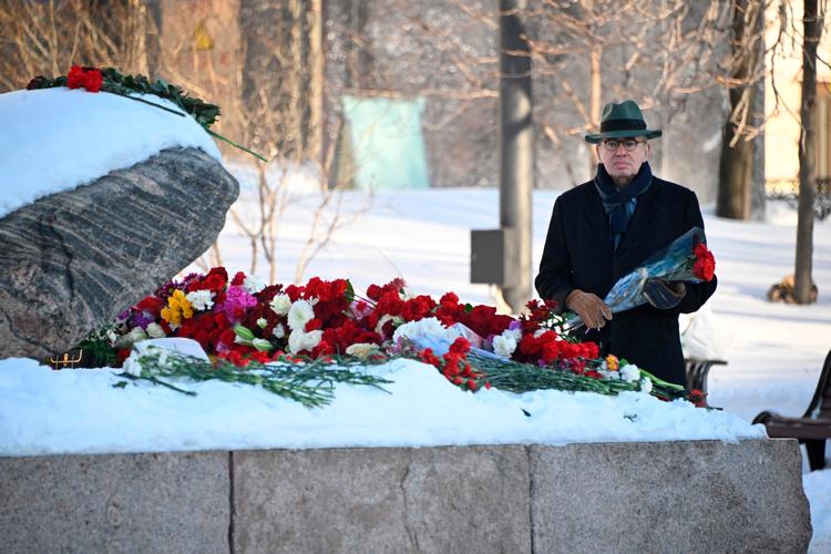 Frankrigs ambassadør i Rusland, Pierre Levy, lægger blomster ved Solovetskij-stenen i Moskva til minde om afdøde Aleksej Navalnyj. Foto: Alexander Nemenov/Ritzau Scanpix