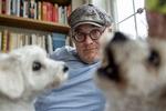   Benjamin Koppel og bomuldshundene Polly og Lucy. Foto: Nikolai Linares