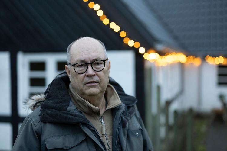 Niels Thomsen ved sit hus i Ølst, der er nabobyen til det massive jordskred hos Nordic Waste..  Foto: Thomas Borberg