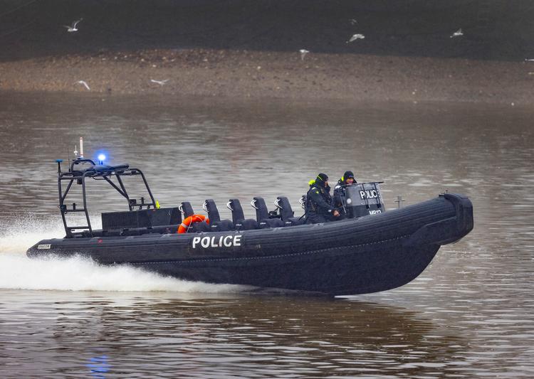 Politiet i London har gennemsøgt store dele af Themsen, efter at en eftersøgt mand senest blev fanget på overvågningskameraer nær floden ifølge BBC. Foto: Peter Macdiarmid/Ritzau Scanpix