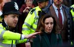 WikiLeaks-stifter Julian Assanges kone, Stella Assange, har udtrykt frygt for, at hendes mand vil dø, hvis han udleveres til USA. Her ses hun ude foran retsbygningen i London, hvor hans appelsag behandles. Foto: Toby Melville/Ritzau Scanpix